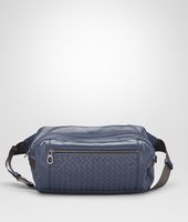 Bottega Veneta® GÜRTELTASCHE AUS LEICHTEM KALBSLEDER PRUSSE MATITA Bottega Veneta® GÜRTELTASCHE AUS LEICHTEM KALBSLEDER PRUSSE MATITA