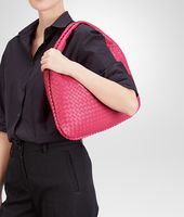 Bottega Veneta® VENETA AUS NAPPALEDER INTRECCIATO ROSA SHOCK Bottega Veneta® VENETA AUS NAPPALEDER INTRECCIATO ROSA SHOCK