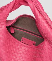 Bottega Veneta® VENETA AUS NAPPALEDER INTRECCIATO ROSA SHOCK Bottega Veneta® VENETA AUS NAPPALEDER INTRECCIATO ROSA SHOCK