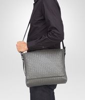 Bottega Veneta® MESSENGER UMHÄNGETASCHE AUS LEICHTEM KALBSLEDER INTRECCIATO NEW LIGHT GREY Bottega Veneta® MESSENGER UMHÄNGETASCHE AUS LEICHTEM KALBSLEDER INTRECCIATO NEW LIGHT GREY