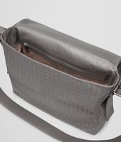 Bottega Veneta® MESSENGER UMHÄNGETASCHE AUS LEICHTEM KALBSLEDER INTRECCIATO NEW LIGHT GREY Bottega Veneta® MESSENGER UMHÄNGETASCHE AUS LEICHTEM KALBSLEDER INTRECCIATO NEW LIGHT GREY
