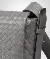 Bottega Veneta® MESSENGER UMHÄNGETASCHE AUS LEICHTEM KALBSLEDER INTRECCIATO NEW LIGHT GREY Bottega Veneta® MESSENGER UMHÄNGETASCHE AUS LEICHTEM KALBSLEDER INTRECCIATO NEW LIGHT GREY