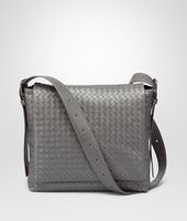 Bottega Veneta® MESSENGER UMHÄNGETASCHE AUS LEICHTEM KALBSLEDER INTRECCIATO NEW LIGHT GREY Bottega Veneta® MESSENGER UMHÄNGETASCHE AUS LEICHTEM KALBSLEDER INTRECCIATO NEW LIGHT GREY