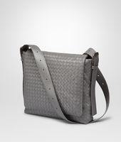 Bottega Veneta® MESSENGER UMHÄNGETASCHE AUS LEICHTEM KALBSLEDER INTRECCIATO NEW LIGHT GREY Bottega Veneta® MESSENGER UMHÄNGETASCHE AUS LEICHTEM KALBSLEDER INTRECCIATO NEW LIGHT GREY