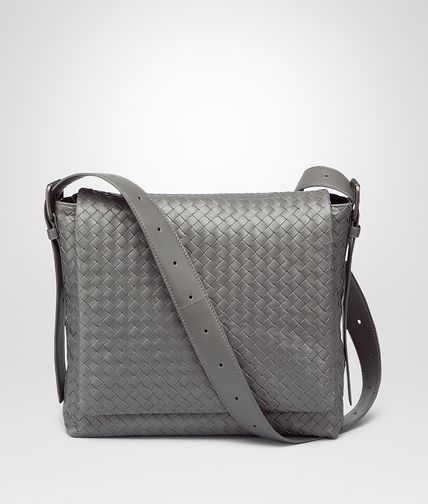 BOTTEGA VENETA - MESSENGER UMHÄNGETASCHE AUS LEICHTEM KALBSLEDER INTRECCIATO NEW LIGHT GREY