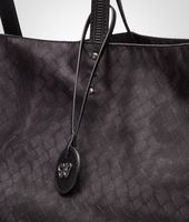 Bottega Veneta® MAXI-SHOPPER AUS INTRECCIOLUSION NEW DARK GREY Bottega Veneta® MAXI-SHOPPER AUS INTRECCIOLUSION NEW DARK GREY
