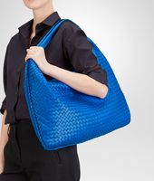 Bottega Veneta® MAXI VENETA AUS NAPPALEDER INTRECCIATO SIGNAL BLUE Bottega Veneta® MAXI VENETA AUS NAPPALEDER INTRECCIATO SIGNAL BLUE
