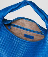 Bottega Veneta® MAXI VENETA AUS NAPPALEDER INTRECCIATO SIGNAL BLUE Bottega Veneta® MAXI VENETA AUS NAPPALEDER INTRECCIATO SIGNAL BLUE