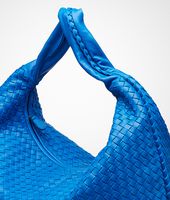 Bottega Veneta® MAXI VENETA AUS NAPPALEDER INTRECCIATO SIGNAL BLUE Bottega Veneta® MAXI VENETA AUS NAPPALEDER INTRECCIATO SIGNAL BLUE