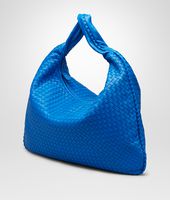 Bottega Veneta® MAXI VENETA AUS NAPPALEDER INTRECCIATO SIGNAL BLUE Bottega Veneta® MAXI VENETA AUS NAPPALEDER INTRECCIATO SIGNAL BLUE