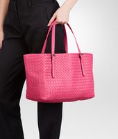 Bottega Veneta® SHOPPER AUS NAPPALEDER INTRECCIATO ROSA SHOCK Bottega Veneta® SHOPPER AUS NAPPALEDER INTRECCIATO ROSA SHOCK
