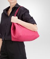 Bottega Veneta® SHOPPER AUS NAPPALEDER INTRECCIATO ROSA SHOCK Bottega Veneta® SHOPPER AUS NAPPALEDER INTRECCIATO ROSA SHOCK