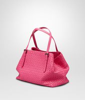 Bottega Veneta® SHOPPER AUS NAPPALEDER INTRECCIATO ROSA SHOCK Bottega Veneta® SHOPPER AUS NAPPALEDER INTRECCIATO ROSA SHOCK