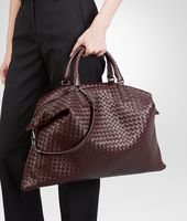 Bottega Veneta® CONVERTIBLE TASCHE AUS NAPPALEDER INTRECCIATO AUBERGINE Bottega Veneta® CONVERTIBLE TASCHE AUS NAPPALEDER INTRECCIATO AUBERGINE