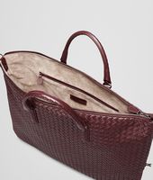 Bottega Veneta® CONVERTIBLE TASCHE AUS NAPPALEDER INTRECCIATO AUBERGINE Bottega Veneta® CONVERTIBLE TASCHE AUS NAPPALEDER INTRECCIATO AUBERGINE