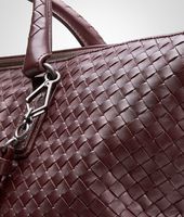 Bottega Veneta® CONVERTIBLE TASCHE AUS NAPPALEDER INTRECCIATO AUBERGINE Bottega Veneta® CONVERTIBLE TASCHE AUS NAPPALEDER INTRECCIATO AUBERGINE