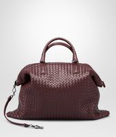 Bottega Veneta® CONVERTIBLE TASCHE AUS NAPPALEDER INTRECCIATO AUBERGINE Bottega Veneta® CONVERTIBLE TASCHE AUS NAPPALEDER INTRECCIATO AUBERGINE