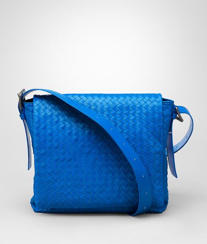 BOTTEGA VENETA - MESSENGER UMHÄNGETASCHE AUS LEICHTEM KALBSLEDER INTRECCIATO SIGNAL BLUE