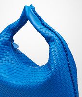 Bottega Veneta® Große Veneta AUS NAPPALEDER INTRECCIATO SIGNAL BLUE Bottega Veneta® Große Veneta AUS NAPPALEDER INTRECCIATO SIGNAL BLUE