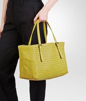 Bottega Veneta® SHOPPER AUS NAPPALEDER INTRECCIATO NEW CHARTREUSE Bottega Veneta® SHOPPER AUS NAPPALEDER INTRECCIATO NEW CHARTREUSE