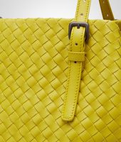 Bottega Veneta® SHOPPER AUS NAPPALEDER INTRECCIATO NEW CHARTREUSE Bottega Veneta® SHOPPER AUS NAPPALEDER INTRECCIATO NEW CHARTREUSE