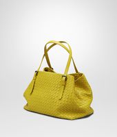 Bottega Veneta® SHOPPER AUS NAPPALEDER INTRECCIATO NEW CHARTREUSE Bottega Veneta® SHOPPER AUS NAPPALEDER INTRECCIATO NEW CHARTREUSE