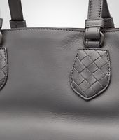 Bottega Veneta® SHOPPER AUS FEINEM KALBSLEDER NEW LIGHT GREY Bottega Veneta® SHOPPER AUS FEINEM KALBSLEDER NEW LIGHT GREY