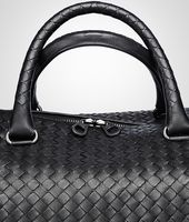 Bottega Veneta® BORSA DA VIAGGIO NERA IN NAPPA LAVATA INTRECCIATA Bottega Veneta® BORSA DA VIAGGIO NERA IN NAPPA LAVATA INTRECCIATA