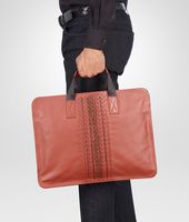 Bottega Veneta® AKTENTASCHE AUS GESTREIFTEM, LEICHTEM KALBSLEDER BURNT RED UND MATITA Bottega Veneta® AKTENTASCHE AUS GESTREIFTEM, LEICHTEM KALBSLEDER BURNT RED UND MATITA