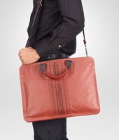 Bottega Veneta® AKTENTASCHE AUS GESTREIFTEM, LEICHTEM KALBSLEDER BURNT RED UND MATITA Bottega Veneta® AKTENTASCHE AUS GESTREIFTEM, LEICHTEM KALBSLEDER BURNT RED UND MATITA