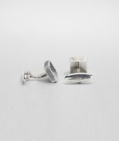 Bottega Veneta® Manschettenknöpfe aus Silber Intrecciato mit Antik-Effekt Bottega Veneta® Manschettenknöpfe aus Silber Intrecciato mit Antik-Effekt