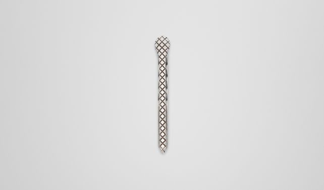 BOTTEGA VENETA - Anstecknadel aus oxidiertem Silber Intrecciato