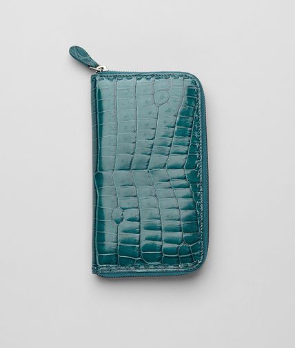 BOTTEGA VENETA - Portemonnaie mit Rundum-Reißverschluss aus glänzendem Krokodilleder Fumé Teal