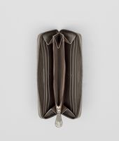 Bottega Veneta® Portemonnaie mit Rundum-Reißverschluss aus glänzendem Krokodilleder Fumé Shadow Bottega Veneta® Portemonnaie mit Rundum-Reißverschluss aus glänzendem Krokodilleder Fumé Shadow