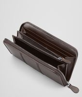 Bottega Veneta® Portafoglio Ebano in Intreccio Scolpito con Zip Bottega Veneta® Portafoglio Ebano in Intreccio Scolpito con Zip