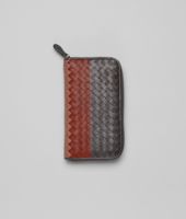 Bottega Veneta® Portemonnaie mit Zip aus Club Fumé Intrecciato Ardoise, Brique und Watteau Bottega Veneta® Portemonnaie mit Zip aus Club Fumé Intrecciato Ardoise, Brique und Watteau