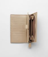 Bottega Veneta® Continental Portemonnaie aus Nappaleder Intrecciato Walnut Bottega Veneta® Continental Portemonnaie aus Nappaleder Intrecciato Walnut