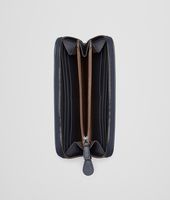 Bottega Veneta® Portemonnaie mit Rundumreißverschluss aus Vachetteleder Intrecciato Prusse Bottega Veneta® Portemonnaie mit Rundumreißverschluss aus Vachetteleder Intrecciato Prusse