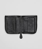 Bottega Veneta® Kleines Portemonnaie mit Rundum-Reißverschluss aus gewaschenem Lammfell Intrecciato Nero Bottega Veneta® Kleines Portemonnaie mit Rundum-Reißverschluss aus gewaschenem Lammfell Intrecciato Nero