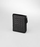Bottega Veneta® Kleines Portemonnaie mit Rundum-Reißverschluss aus gewaschenem Lammfell Intrecciato Nero Bottega Veneta® Kleines Portemonnaie mit Rundum-Reißverschluss aus gewaschenem Lammfell Intrecciato Nero