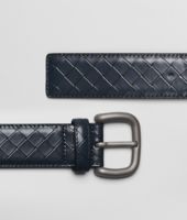 Bottega Veneta® Gürtel aus gebürstetem Intreccio Scolpito Prusse Bottega Veneta® Gürtel aus gebürstetem Intreccio Scolpito Prusse