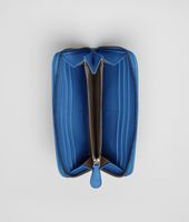 Bottega Veneta® Portemonnaie mit Rundum-Reißverschluss aus Ayers und Nappaleder Intrecciato Électrique Bottega Veneta® Portemonnaie mit Rundum-Reißverschluss aus Ayers und Nappaleder Intrecciato Électrique