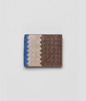 Bottega Veneta® Portemonnaie aus Club Fumé Intrecciato Edoardo, Walnut und Électrique Bottega Veneta® Portemonnaie aus Club Fumé Intrecciato Edoardo, Walnut und Électrique