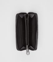 Bottega Veneta® Portemonnaie mit Rundum-Reißverschluss aus gestreiftem Karung-Leder Nero Bottega Veneta® Portemonnaie mit Rundum-Reißverschluss aus gestreiftem Karung-Leder Nero