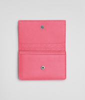 Bottega Veneta® KARTENETUI AUS NAPPALEDER INTRECCIATO ROSA SHOCK Bottega Veneta® KARTENETUI AUS NAPPALEDER INTRECCIATO ROSA SHOCK