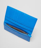 Bottega Veneta® CONTINENTAL PORTEMONNAIE AUS GEWASCHENEM VINTAGE INTRECCIATO NERO UND SIGNAL BLUE Bottega Veneta® CONTINENTAL PORTEMONNAIE AUS GEWASCHENEM VINTAGE INTRECCIATO NERO UND SIGNAL BLUE