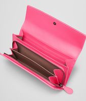 Bottega Veneta® CONTINENTAL PORTEMONNAIE AUS AYERS UND NAPPALEDER INTRECCIATO ROSA SHOCK Bottega Veneta® CONTINENTAL PORTEMONNAIE AUS AYERS UND NAPPALEDER INTRECCIATO ROSA SHOCK