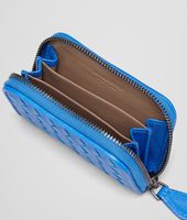 Bottega Veneta® PORTE-MONNAIE SIGNAL BLUE EN CUIR VN INTRECCIATO Bottega Veneta® PORTE-MONNAIE SIGNAL BLUE EN CUIR VN INTRECCIATO