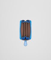 Bottega Veneta® PORTE-MONNAIE SIGNAL BLUE EN CUIR VN INTRECCIATO Bottega Veneta® PORTE-MONNAIE SIGNAL BLUE EN CUIR VN INTRECCIATO