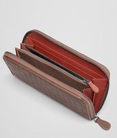 Bottega Veneta® PORTAFOGLIO EDOARDO E BURNT RED IN INTRECCIATO VINTAGE LAVATO CON ZIP Bottega Veneta® PORTAFOGLIO EDOARDO E BURNT RED IN INTRECCIATO VINTAGE LAVATO CON ZIP